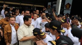 Ketua Umum Partai Gerindra Prabowo Subianto saat bersama Masyarakat. (Facbook.com/@Prabowo Subianto)

