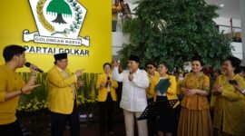 Ketua Umum Partai Gerindra Prabowo Subianto bersama Ketua Umum Golkar Airlangga Hartarto dalam acara tasyakuran HUT ke-59 Golkar. (Dok. Tim Media Prabowo Subianto)