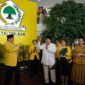 Ketua Umum Partai Gerindra Prabowo Subianto bersama Ketua Umum Golkar Airlangga Hartarto dalam acara tasyakuran HUT ke-59 Golkar. (Dok. Tim Media Prabowo Subianto)