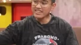 Kaesang Pangarep sedang mengenakan kaus warna hitam bergambar Prabowo Subianto. (Tangkapan Layar YouTube Kaesang Pangarep)
