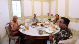 Presiden Jokowi melakukan santap siang bersama tiga calon presiden pada pemilihan presiden 2024, yaitu Prabowo Subianto, Ganjar Pranowo, dan Anies Baswedan di Istana Merdeka. (Dok. Tim Media Prabowo Subianto)
