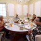 Presiden Jokowi melakukan santap siang bersama tiga calon presiden pada pemilihan presiden 2024, yaitu Prabowo Subianto, Ganjar Pranowo, dan Anies Baswedan di Istana Merdeka. (Dok. Tim Media Prabowo Subianto)
