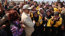 Menteri Pertahanan Prabowo Subianto menjajal kapal Bersama dengan mantan menteri KKP Susi Pudjiastuti dan juga para nelayan. (Dok. Tim Media Prabowo Subianto) 
