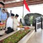 Calon Presiden Nomor Urut 2, Prabowo Subianto melakukan Ziarah ke Makam Bapak Proklamator Ir. Soekarno yang terletak di Blitar, Jawa Timur. (Dok. Tim Media Prabowo-Gibran)
