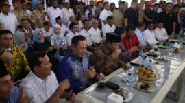 Calon Presiden nomor urut 2, Prabowo Subianto Ngopi Bareng Warga dan Relawan di Kedai Kopi Aceh. (Dok. Tim Media Prabowo-Gibran)

