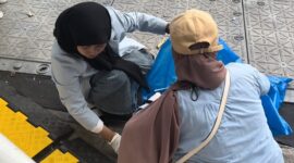 Sejumlah pendukung paslon Prabowo Subianto dan Gibran Rakabuming Raka sigap berinisiatif membersihkan sampah. (Dok. TKN Prabowo Gibran)