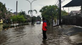 Personel BPBD Kota Bekasi melakukan monitoring dan pengecekan ke lokasi terdampak banjir di Kota Bekasi. (Dok. BPBD Kota Bekasi)
