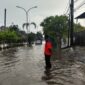 Personel BPBD Kota Bekasi melakukan monitoring dan pengecekan ke lokasi terdampak banjir di Kota Bekasi. (Dok. BPBD Kota Bekasi)