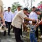 Presiden RI Prabowo Subianto Bercengkrama dengan Warga saat melakukan pencoblosan untuk Pilkada 2024 di Bojong Koneng. (Dok. Tim Media Prabowo)